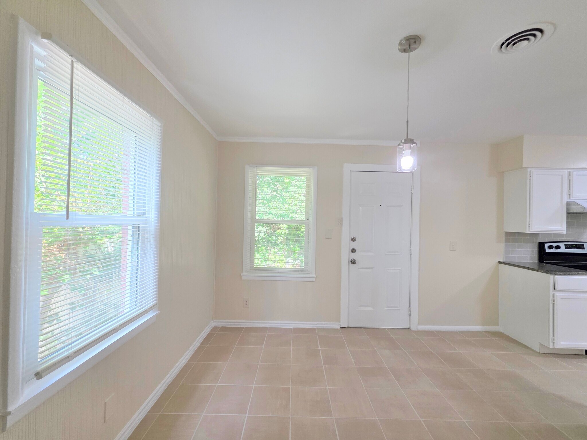 Building Photo - 4014 Sun Valley Dr