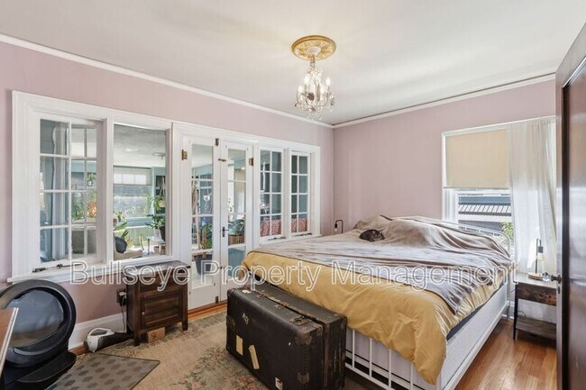 Building Photo - 525 W Lynwood St