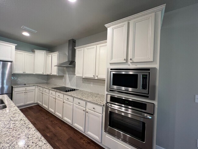 Building Photo - Gorgeous 5 Bedrooms