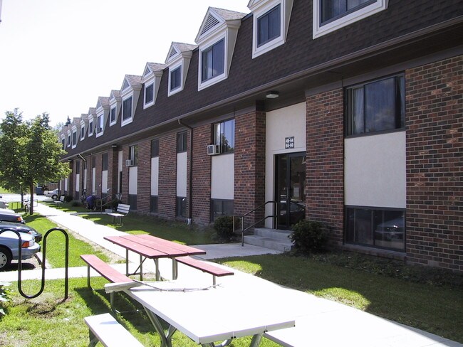 Building Photo - Willow Gardens
