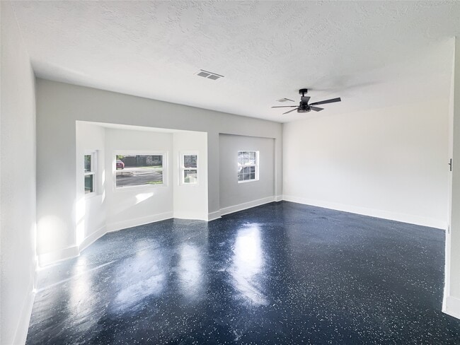 Building Photo - 5111 Seymour Dr