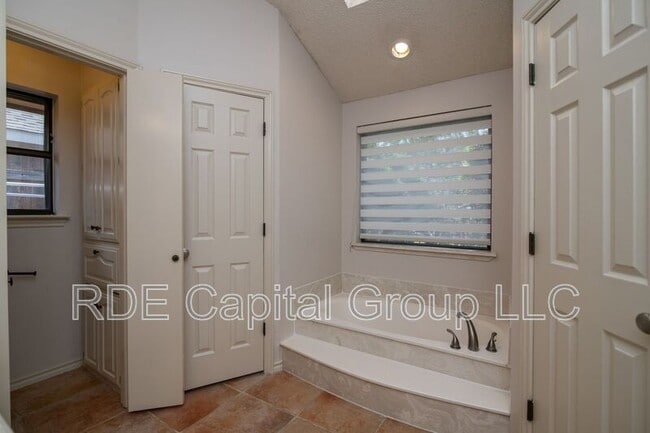 Building Photo - 618 Stone Canyon Dr