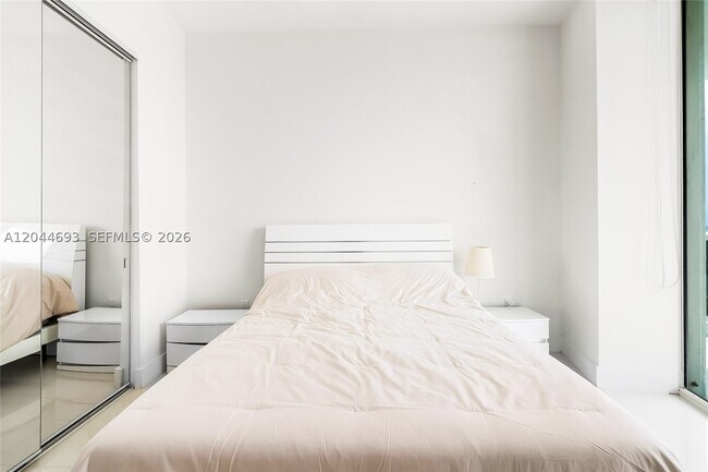 Building Photo - 16001 Collins Ave