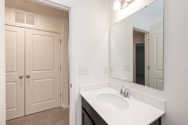 Building Photo - Beautiful 3 Bedroom Townhome Near I-85 – AVAILABLE SEPTEMBER 2026