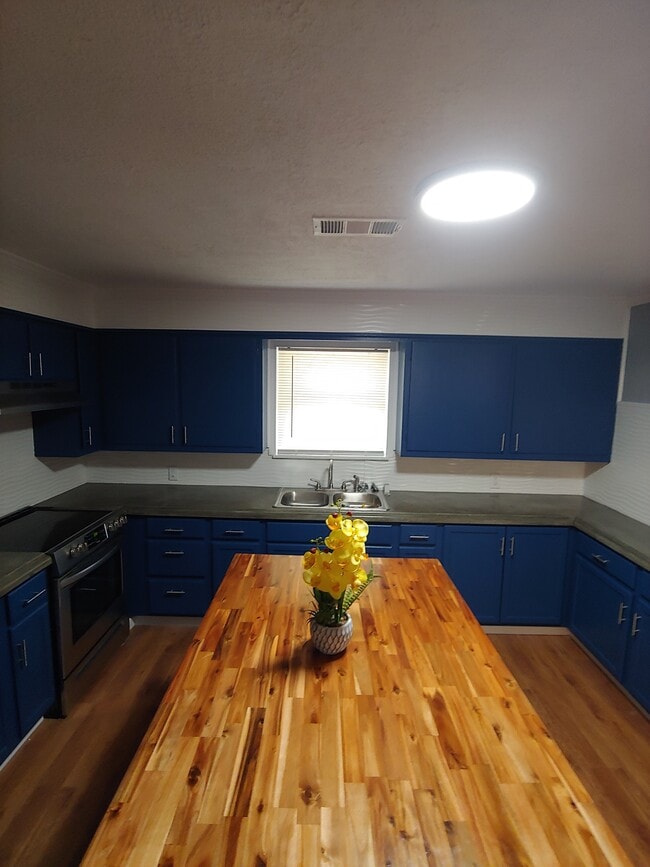 Building Photo - 280 Morris Dr