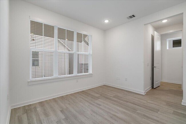 Building Photo - 2624 Metcalfe Rd