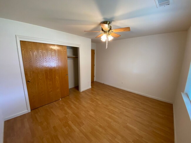 Building Photo - NE Visalia home available now!