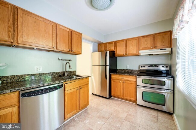 Building Photo - 2455 Pyrenees Ct