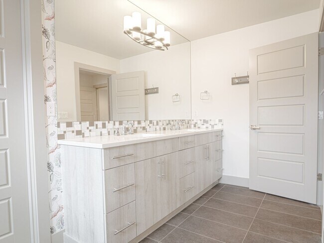 Building Photo - Stunning Ten Trails Home for Rent! 5 bedro...