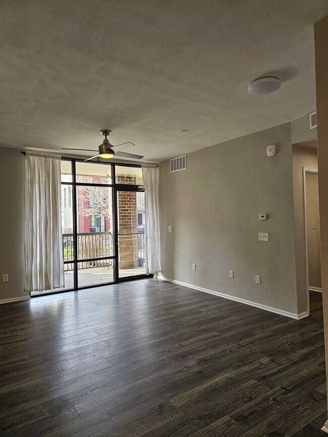 Building Photo - Beautifully Updated Two Bedroom Condo. Second Bedroom can be used as an Office/Flex Space.