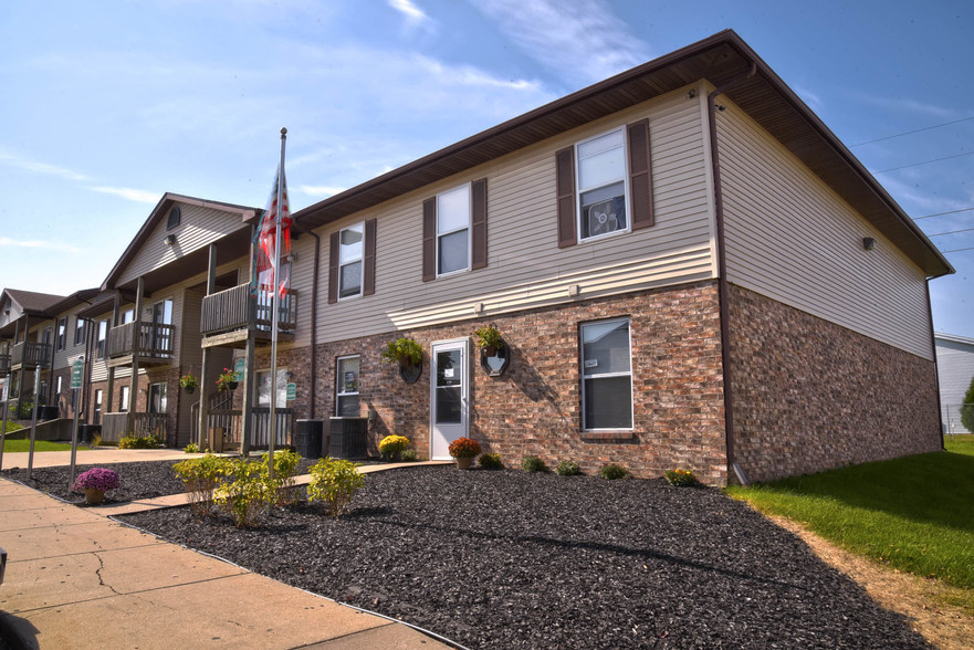 Primary Photo - Raintree Apartments