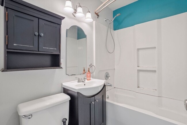 Building Photo - Charming Home in Maplewood