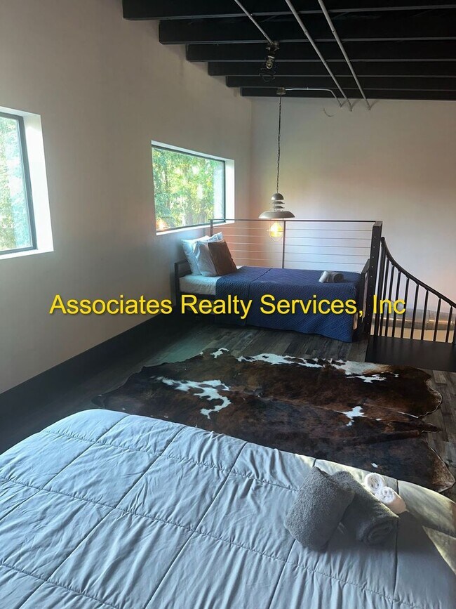 Building Photo - Modern Industrial 2Bed/2Bath Plus Loft in NW Gainesville