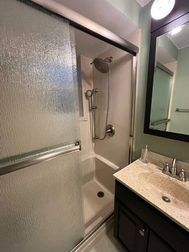 Building Photo - Updated 2 bedroom cutie in Brentwood! ** H...