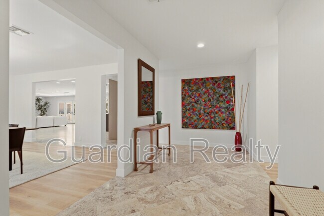 Building Photo - 3007 La Mesa Dr