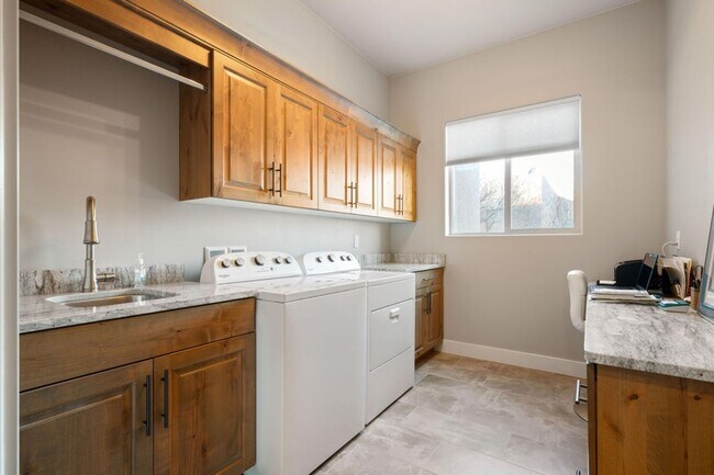Building Photo - Stunning 3 bedroom home. 6-Month Lease Only!