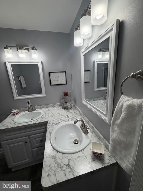 Building Photo - 102 Stonehurst Ct