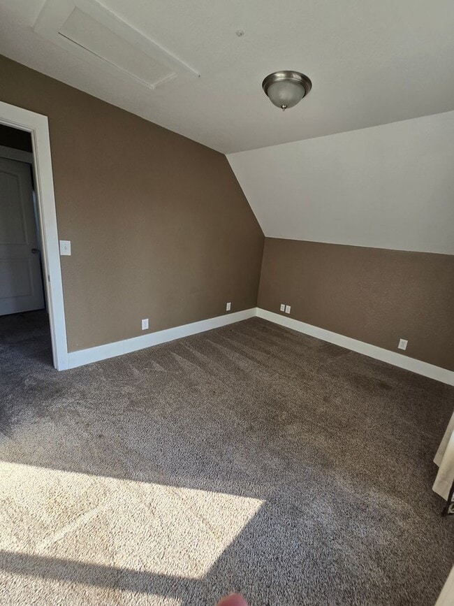 Building Photo - 2 Bed 1.5 Bath