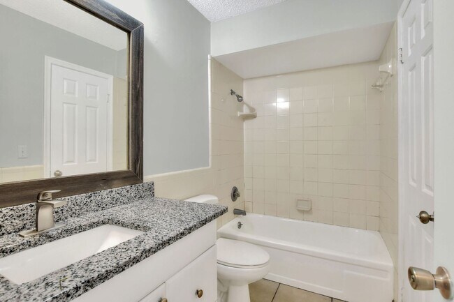 Building Photo - Two-Bedroom Townhouse near Park