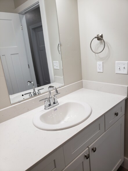 Building Photo - 165 Fairway Blvd