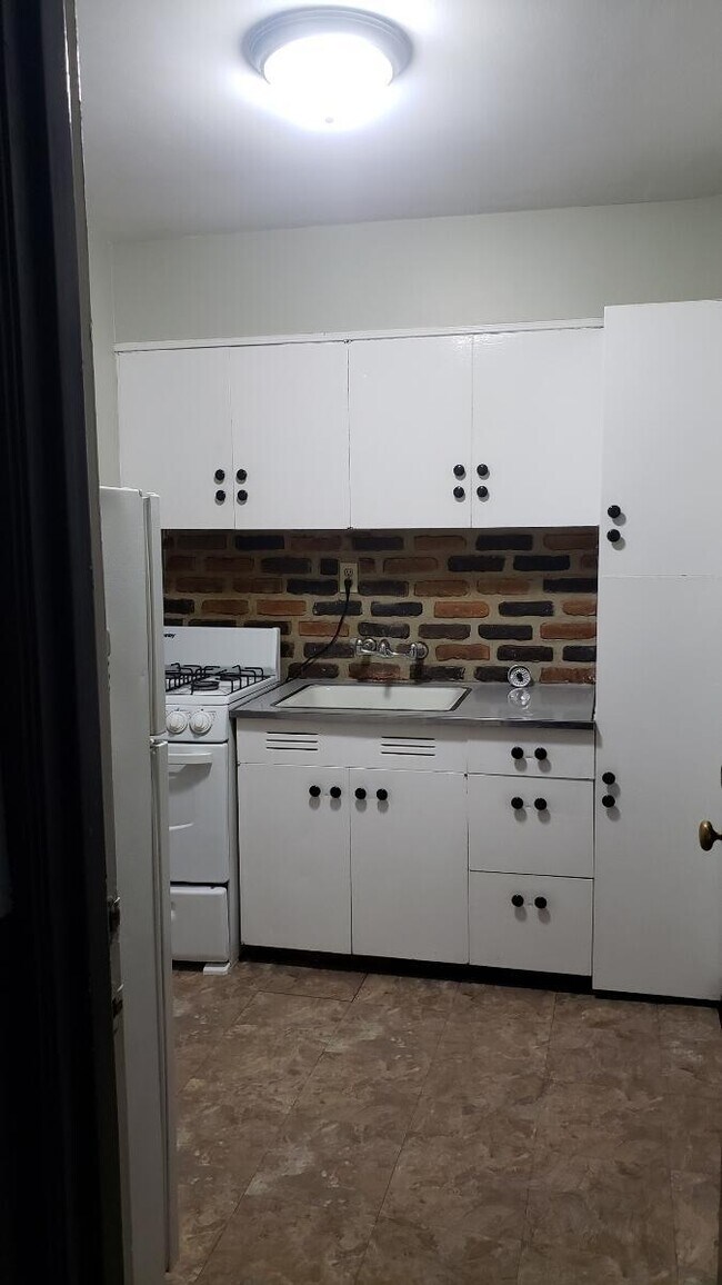 Building Photo - 1157 Bryden Rd