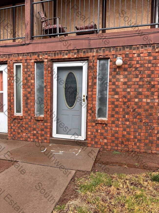 Building Photo - Spacious 2 story condo.