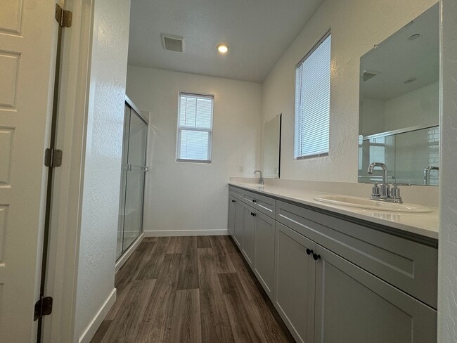 Building Photo - 997 Pioneer Dr W