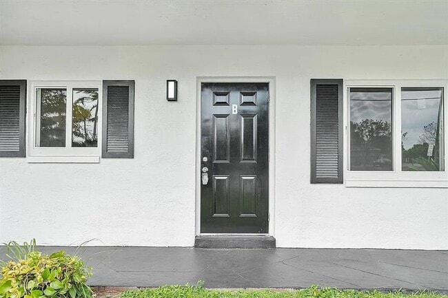 Building Photo - 1901 NW 14th Ave