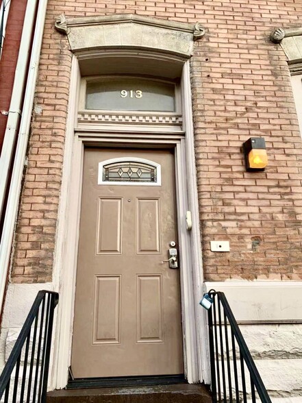Building Photo - 913 N 15th St