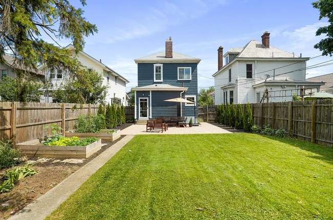 Building Photo - 329 E Jenkins Ave