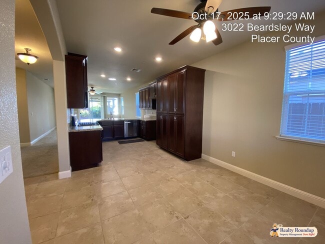 Building Photo - Pristinely Maintained Roseville Home with ...