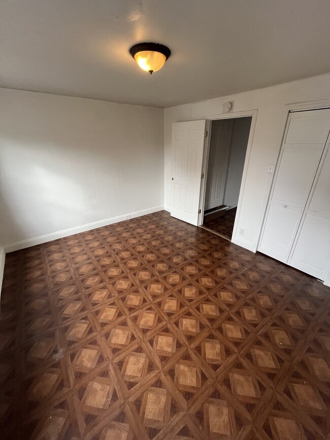 Building Photo - 27 Caroline St