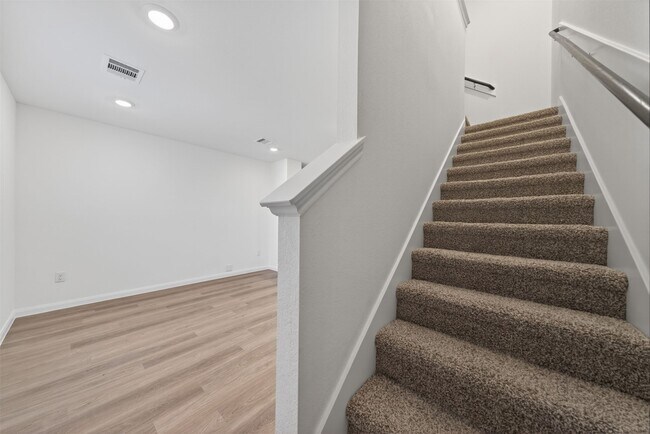 Building Photo - 2037 E Gemini Dr