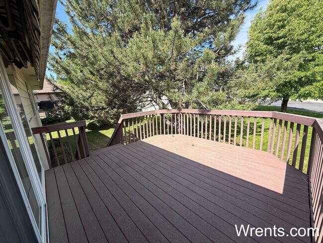Building Photo - Available NOW!!!!! 3200 sqft home with Gol...