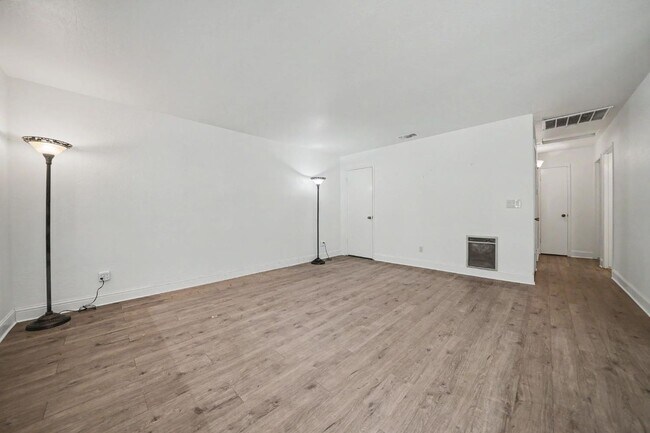 Building Photo - 16932 McKenzie Dr
