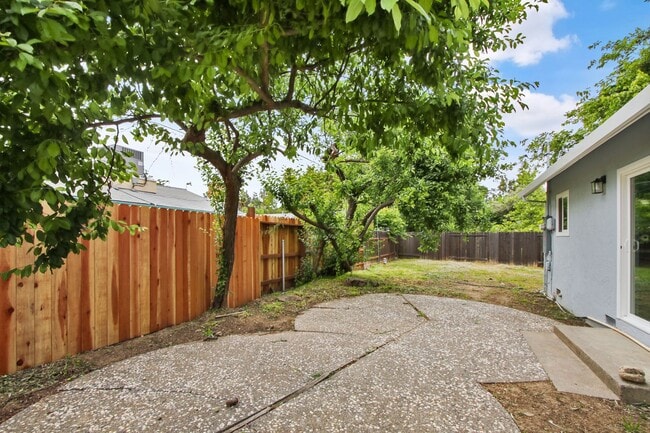 Building Photo - 4 Bedroom 2 Bathroom - Freshly Remodeled Available for Immediate Move-In