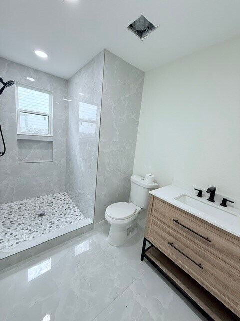 Building Photo - 113 E 44th St