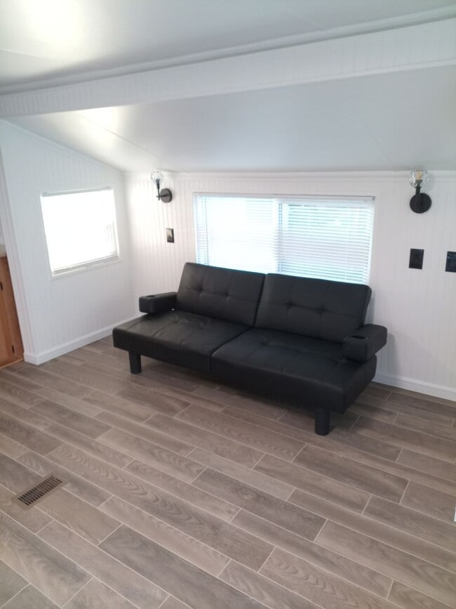 Building Photo - Private Manufactured Home!