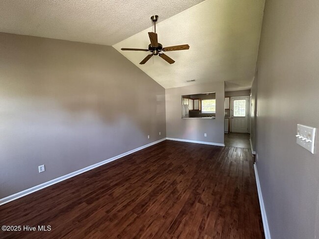 Building Photo - 204 Live Oak Ct