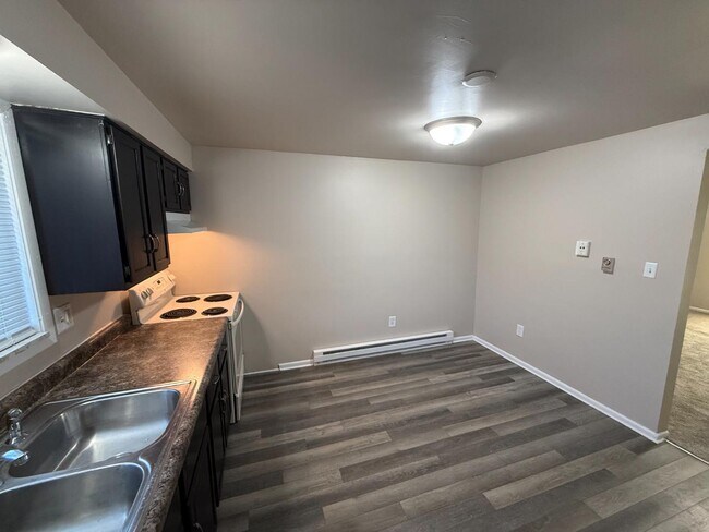 Building Photo - 591 Coyne St