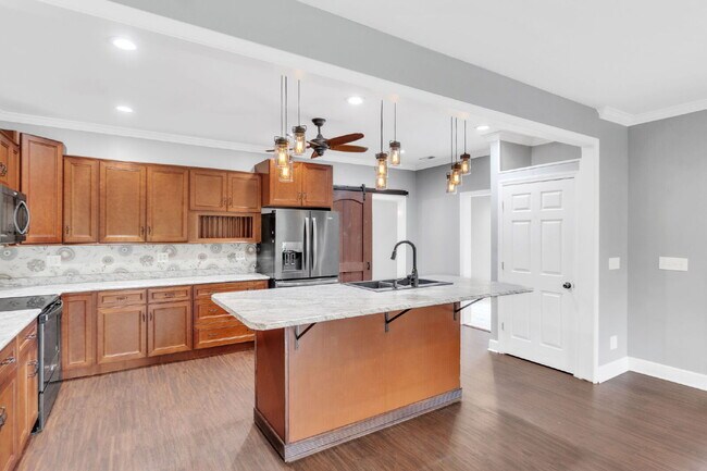 Building Photo - Spacious Rental with Modern Kitchen, Large...
