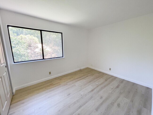 Building Photo - Castro Valley Home in Columbia