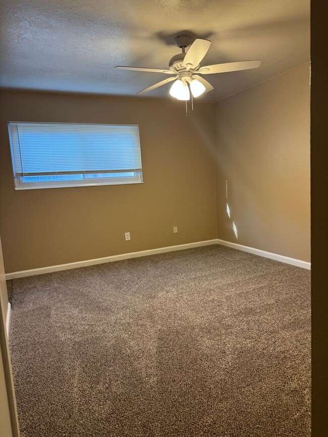 Building Photo - Great home in an established neighborhood