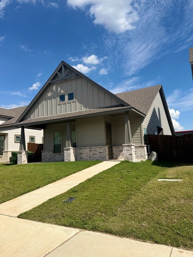 Building Photo - 3/2/2 Great Location - Your Home for Christmas!