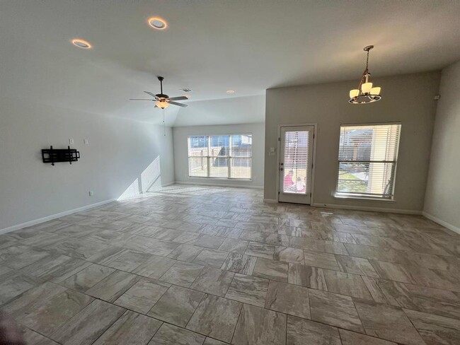 Building Photo - 528 Elm Green St