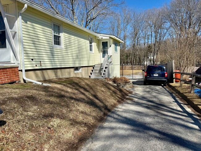 Building Photo - Sunny 1+ Bedroom Single family Home