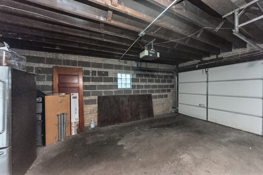 Building Photo - 954 W Cuyler Ave