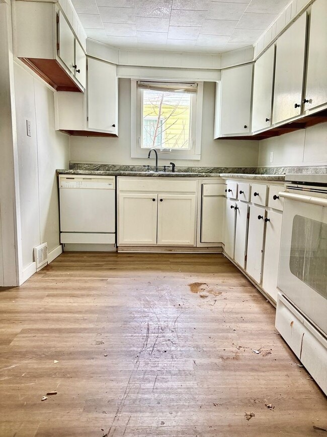 Building Photo - 919 S 25th St