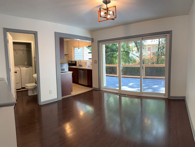Building Photo - Centrally Located 2 BED/1.5 BATH TOWNHOME ...