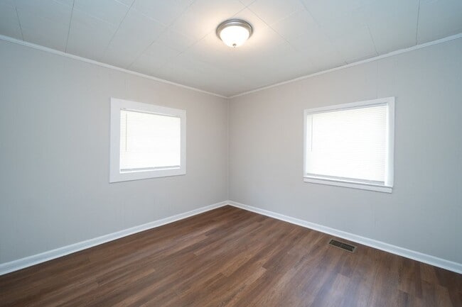 Building Photo - 510 W Lake Dr